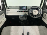 【インパネ】運転のしやすさを最優先に設計された見晴らしの良いフロントビュー。車両間隔が掴みやすく狭い道でも安心♪「安全」と「品質」を最優先に、安心してお乗りいただけるクルマを提供いたします。