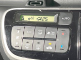 【オートエアコン】一度お好みの温度に設定すれば、車内の温度を検知し風量や温度を自動で調整。暑い&hellip;寒い&hellip;と何度もスイッチ操作をする必要はありません。快適な車内空間には必須の機能ですね♪