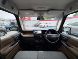 広々とした運転席で快適なドライブをお楽しみください