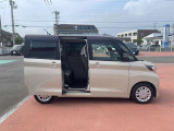 運転席側スライドドアは手動スライドですがオートクロージャー付です。