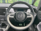 インテリアに合わせたデザインのステアリングは、運転される方のことも考え、運転しやすい形状、大きさです。是非一度、実際に触ってお確かめください。