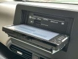 写真の場所にCD/DVDを挿入し、再生することができます。また、SDカードを使ってのCD録音も可能です!好きな音楽を聴きながら日々の疲れを癒し、家族で思い出に残るドライブを♪