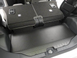 後席シートをアレンジしますと、広い荷台ができあがります。大きな荷物も。