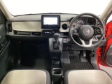 車内は光触媒抗菌消臭施工済です。スタイリッシュなデザインで暖かみのあるインパネ周りを演出します。グローブボックスやカップホルダーのほかにトレーなどたくさんの収納スペースが装備されています。