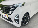 【LEDヘッドライト】悪天候や夜間走行時も良好な視界を確保し安心して運転できる高輝度LEDヘッドライトを装備!点灯速度が早く、消費電力も抑えられています。