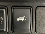 【電動リアゲート】荷物を抱えた状態でもリアゲートの開閉が可能です!お買い物時やアウトドアの際に役立ちますね。