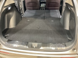 後席背もたれを倒せばちょっと大きめの荷物や長いものを積みたい時に便利です。