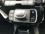 操作しやすいATシフトです。 シフトチェンジを気にしなくていいので運転だけに集中できますね。 自然と手に届くところにある、手になじむ形状のシフトノブがいいですね。