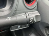 車外の明るさに応じでライトを点灯、消灯してくれるオートライト機能です☆お天気の良い昼間のトンネル走行などオートにしてると便利で安心です☆エンジン停止時にライトの消し忘れも無くなります☆