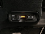 ハンドルの左下にETCがついています。高速道路の料金所の通過も楽々です!。 カードの取り出しもしやすい場所についています。
