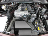ロードスターのために専用設計されたSKYACTIV-G 1.5Lエンジン搭載。全てを「使い切る」ことを前提として開発されたエンジンです。クイックな反応とやる気にさせてくれるサウンドをご体感ください。