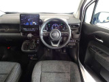 革巻きステアリングで快適な操作性の運転席です。