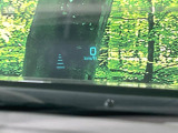 【ヘッドアップディスプレイ】現在の速度や走行情報をデジタル表示で運転席前方のガラスに投影!運転中、目線をずらさず必要な情報を確認できるのでとっても便利で安心!