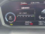 低走行車両入庫!レイアウトはステアリングスイッチで切り替えでき運転に集中しながら必要な情報を瞬時に得ることが可能です。