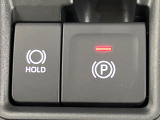 【電動パーキングブレーキ】パーキングブレーキは便利な電動式!ボタン一つで操作でき、アクセルを踏めば自動で解除されます♪レバーやペダルが無いので運転席廻りもすっきりしますね♪