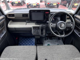 [フロントシート]インパネにシフトが付いているので足元広々!運転席から助手席の移動も楽々♪どちらからでも乗り降り出来るので、狭い場所の乗り降りも楽ちんですよ♪