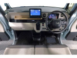 ドライバーを包み込むように、ディスプレーやスイッチ、コンソールを配置。座った瞬間から運転への期待が!空間そのものの心地よさにこだわっています。