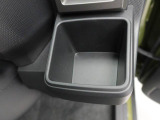 カップホルダーは運転席や助手席からちょうど手の届く位置です!!