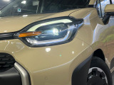 【LEDヘッドライト】悪天候や夜間走行時も良好な視界を確保し安心して運転できる高輝度LEDヘッドライトを装備!点灯速度が早く、消費電力も抑えられています。