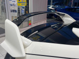 【大型リヤスポイラー】スポーツカーらしさがグッと引き立つ大型リヤスポイラーを装着♪高速走行時のスタビリティ(走行安定性)向上に役立ちます。