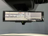 車両後方のカメラ映像をミラー面に投影します。社内の状況や天候に左右されずいつでもクリアな後方視界が得られます。