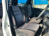 運転席は足元広々です。リラックスして運転できますね。