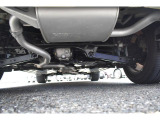 車両後方からの下回りです。マフラー防錆塗装や下回り防錆施工等も可能でございます。