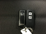 スマートキー付。キーを取り出さなくてもドアロックの施錠・開錠、エンジンの始動が出来ます。雨の日や荷物の多い日にとても便利ですね。