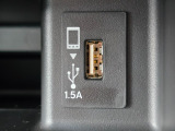 オーディオ再生やスマートフォンの充電に便利なUSBジャックを装備しています。