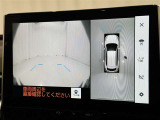 パノラミックビューモニターシステムが付いているので車の上から見た映像が確認できますよ。 一目で車両周辺の情報を確認できますが、直接安全をご確認下さい。