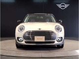 MINIのフロントグリルのデザインはイギリスで生まれた当初から、シルバーのサイドバーが折り重なった伝統的なデザインで御座います。その伝統はBMWのお車になってからでも少しずつ形を変えて守られております