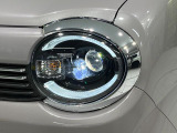 【LEDヘッドライト】悪天候や夜間走行時も良好な視界を確保し安心して運転できる高輝度LEDヘッドライトを装備!点灯速度が早く、消費電力も抑えられています。