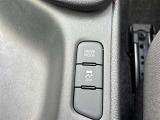 【VSC】横滑り防止装置(VDC/ESC)は、急なハンドル操作や滑りやすい路面で車両の横滑りを検知・抑制。安定した走行をサポートし、安全性を高めます。