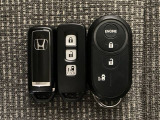 スマートキー付きですからドアロックの開閉およびエンジンスタートが楽々です。電動スライドドアの開け閉めもボタンで操作できます。加えて、純正リモコンエンジンスターター用の操作キーもついています。