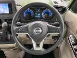 インテリアに合わせたデザインのステアリングは、運転される方のことも考え、運転しやすい形状、大きさです。是非一度、実際に触ってお確かめください。
