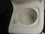 カップホルダーは運転席や助手席からちょうど手の届く位置です!!