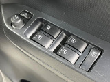 【電動格納ミラー】サイドミラーは電動格納式となっており、狭い駐車場でもキズがつくリスクを抑えられます。