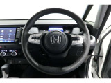 運転中もハンドルでの操作が可能です。特に高速道路等の目が離せない運転時には、便利さだけでなく、安全性も兼ね備えております。