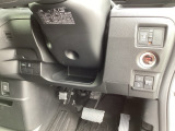 パワースライドドアの開閉はスマートキーのリモコンやドアノブは勿論、運転席側のスイッチ操作でも開閉ができ、安全・簡単です