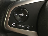 ハンドルにオーディオの操作スイッチが装備されています。視線を前方から外さずハンドルから手を離さずに操作できるので安心です。