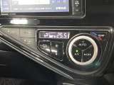 【オートエアコン】一度お好みの温度に設定すれば、車内の温度を検知し風量や温度を自動で調整。暑い&hellip;寒い&hellip;と何度もスイッチ操作をする必要はありません。快適な車内空間には必須の機能ですね♪
