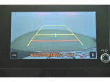 バックガイドモニター(バックモニター)付き。車両後方の映像をナビ画面に表示し、駐車などの後退操作をサポートします。