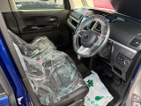 運転席はこちらです。プライベートな車内なのでリラックスできる空間を。