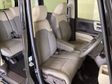 女性でも運転がしやすいように、シートの高さ調整機能(シートリフター)がついています。運転席と助手席の間が空いている為、助手席側への移動がスムーズです。交通量の多い道でも助手席側から乗り降りができます。