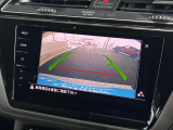 大きなモニターに映るリヤビューカメラを装備。