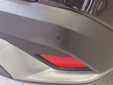 コーナーセンサーを車の前後に装備。障害物までの距離に応じて警告音を変えてお知らせ。縦列駐車時や駐車場・車庫などでの取り回しをサポートします。詳細は販売店スタッフまでおたずねください。