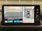 マルチビューカメラシステム搭載車です。お車の周囲を全方位でカバーします。後方・前方・両脇と、コンディションが悪い視界でもカラーモニターに映し出した映像がドライバーをサポートします。