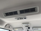 【 後席エアコン 】後席にもエアコンがついておりますので、車内全体を快適な温度に調節いただけます♪//
