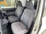 運転席足元は広々しています。ドアも大きく開口するので、乗り降りがしやすいです☆☆