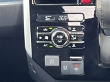 お好きな温度に設定すれば、四季を通していつも快適なオートエアコン付♪ 充電用USB端子付き。スマートフォンなどの充電に便利です。  ブレーキホールドスイッチ、パーキングブレーキスイッチ。